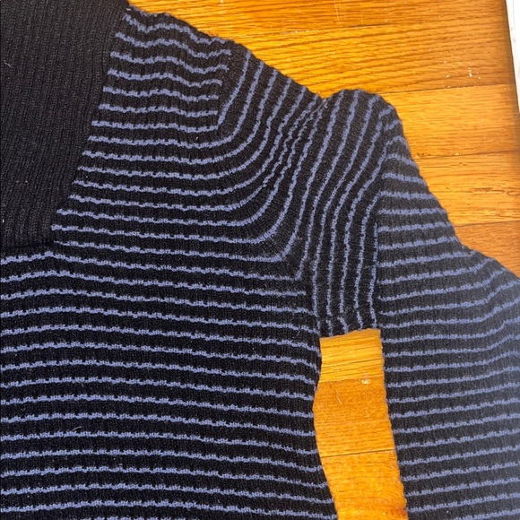 🌷 H&M Navy/Black Striped Sweater - Picture 5 of 11